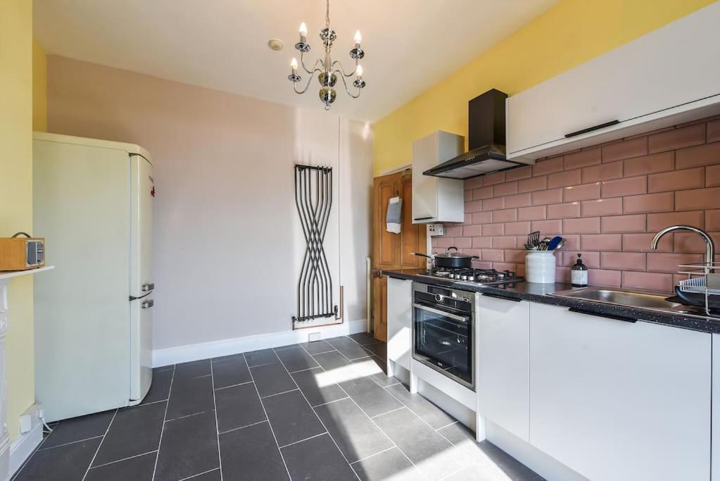Traditional 3-Bed Property In Pontcanna With Parking Cardiff Bagian luar foto